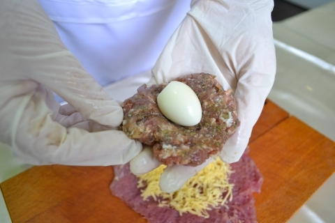 Мясо, фаршированное перепелиным яйцом